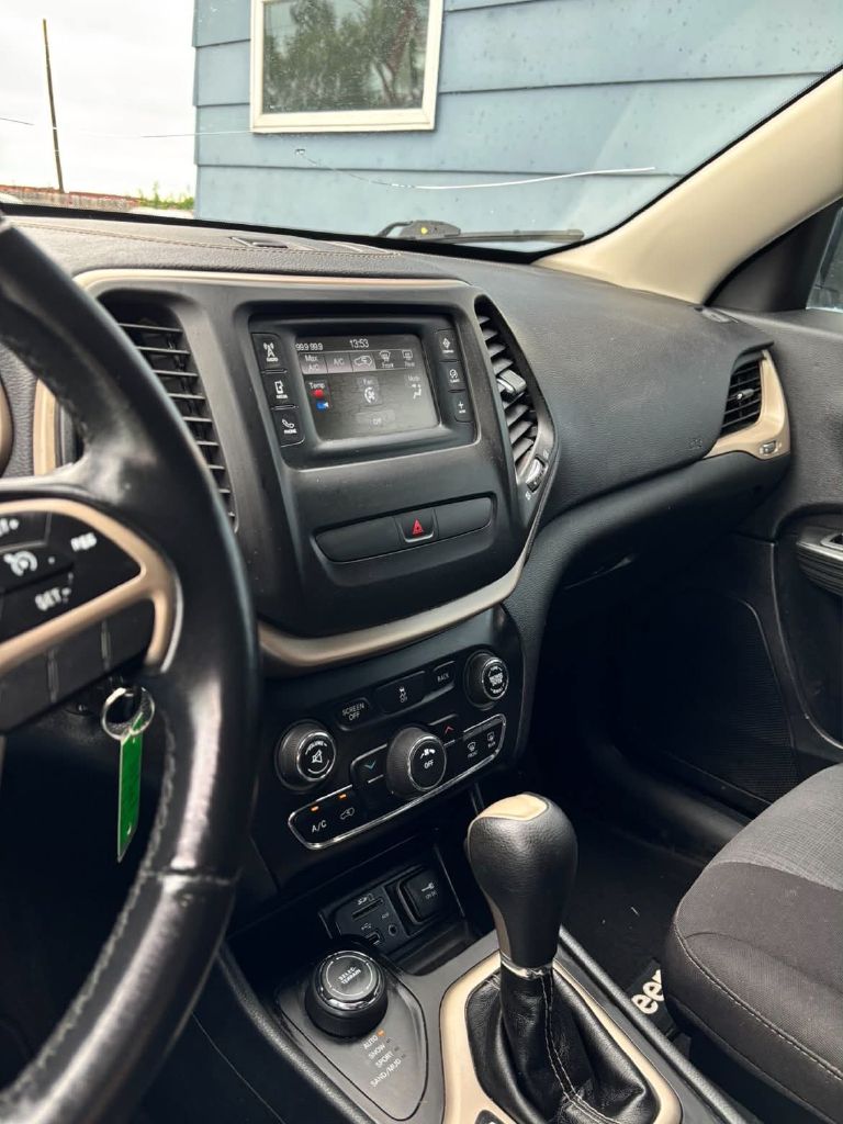 Photo 9 of this JEEP CHEROKEE