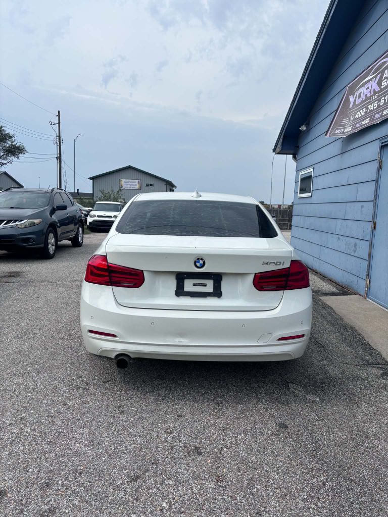 Photo 4 of this BMW 320