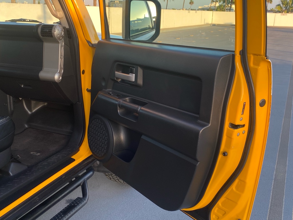 Photo 32 of this TOYOTA FJ CRUISER