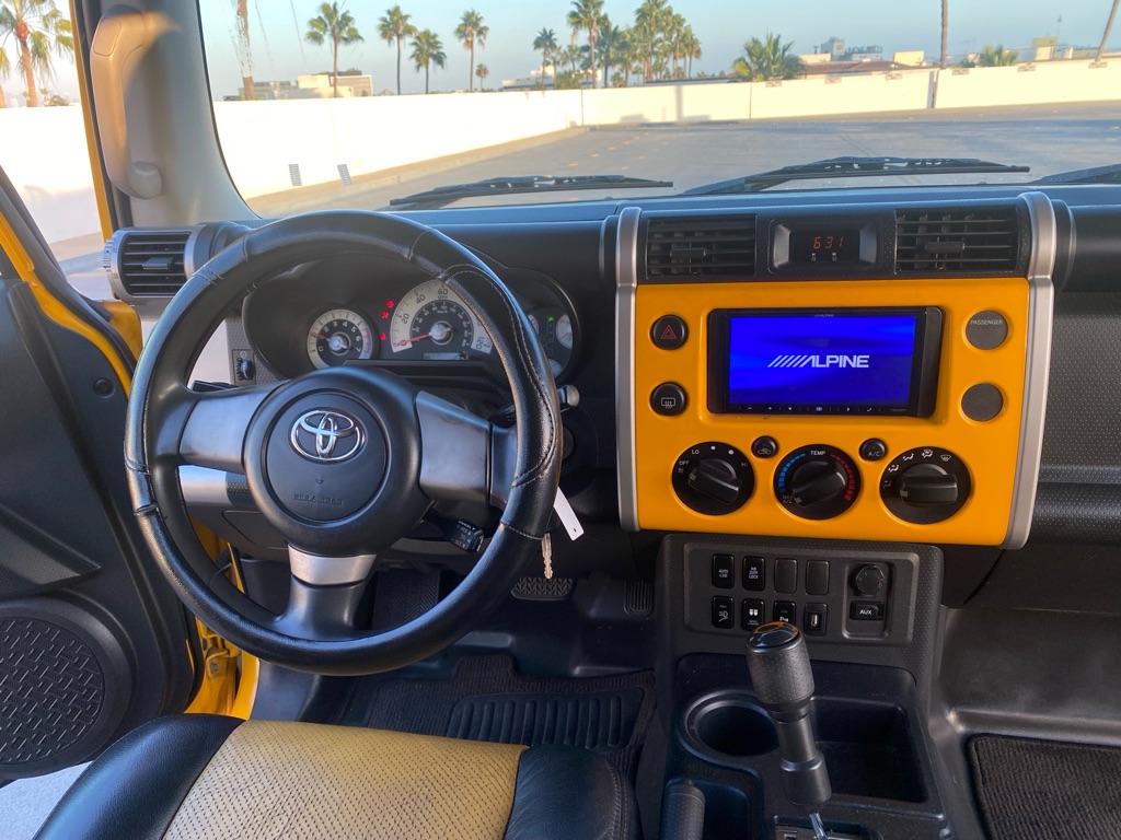 Photo 38 of this TOYOTA FJ CRUISER