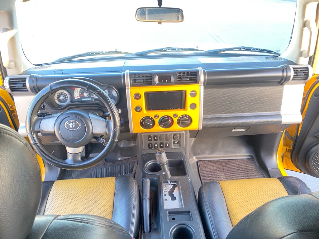Photo 37 of this TOYOTA FJ CRUISER