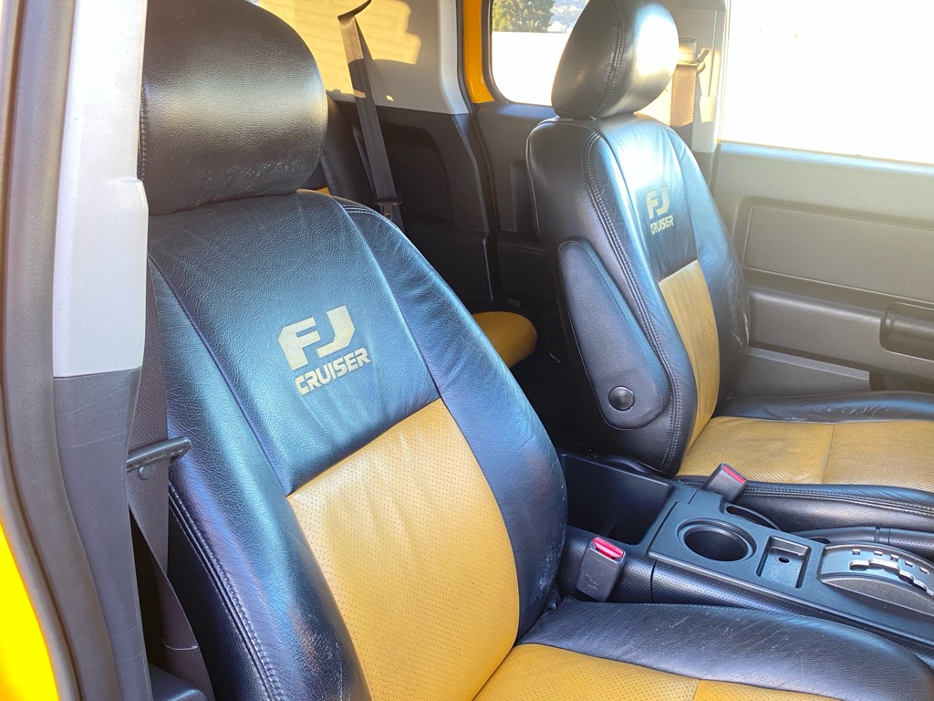 Photo 29 of this TOYOTA FJ CRUISER