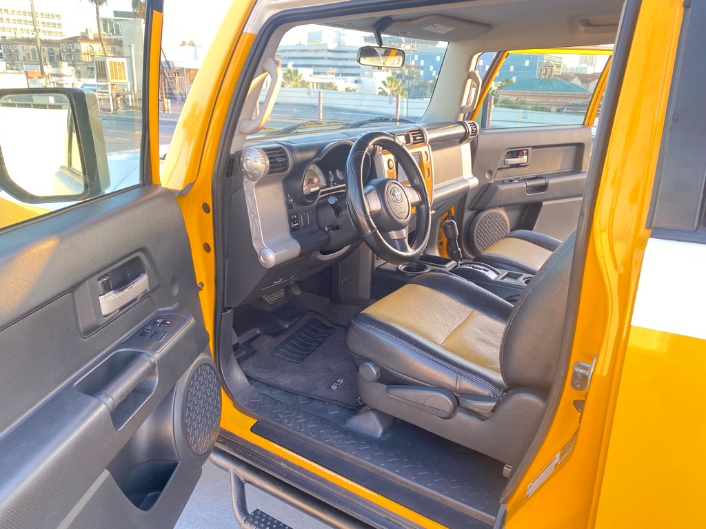 Photo 33 of this TOYOTA FJ CRUISER