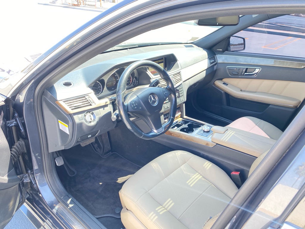 Photo 16 of this MERCEDES-BENZ E-CLASS