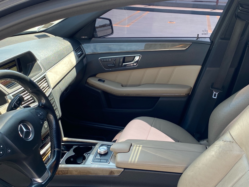 Photo 18 of this MERCEDES-BENZ E-CLASS