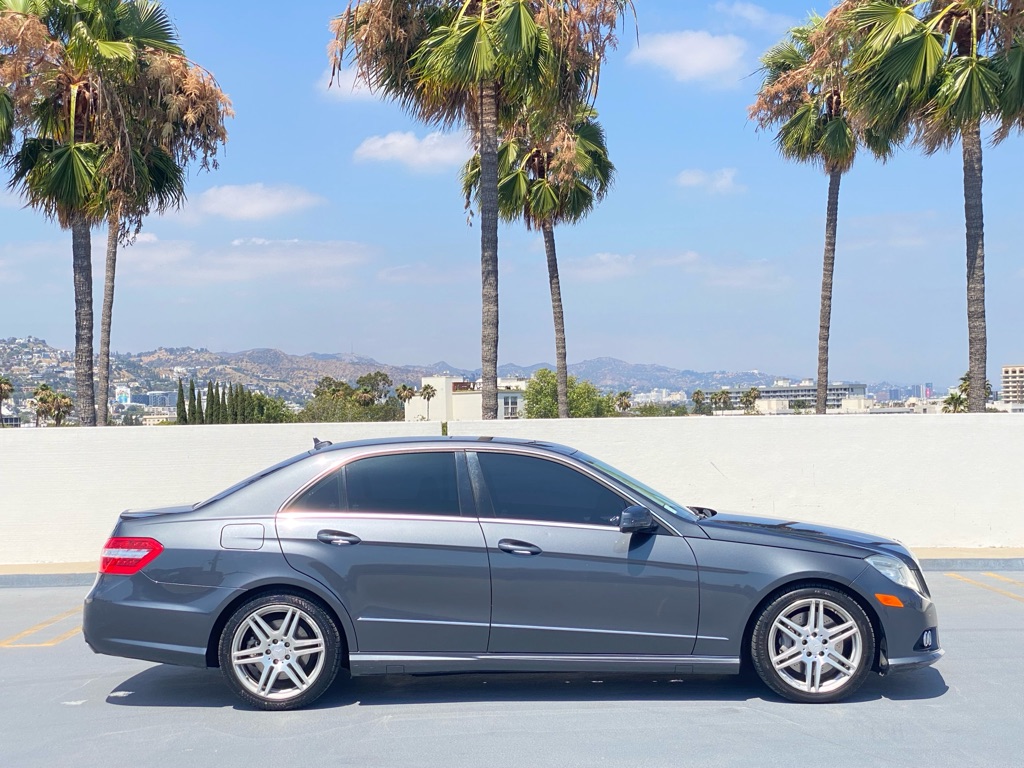 Photo 5 of this MERCEDES-BENZ E-CLASS