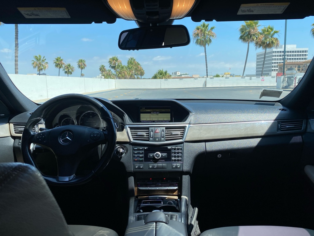 Photo 19 of this MERCEDES-BENZ E-CLASS
