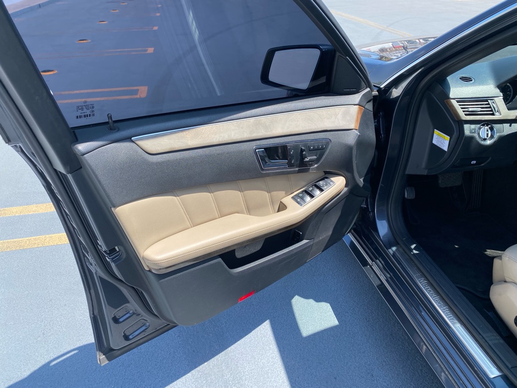 Photo 17 of this MERCEDES-BENZ E-CLASS
