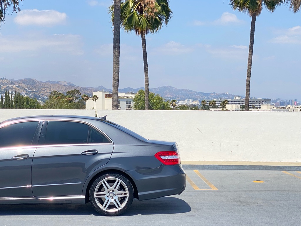 Photo 8 of this MERCEDES-BENZ E-CLASS