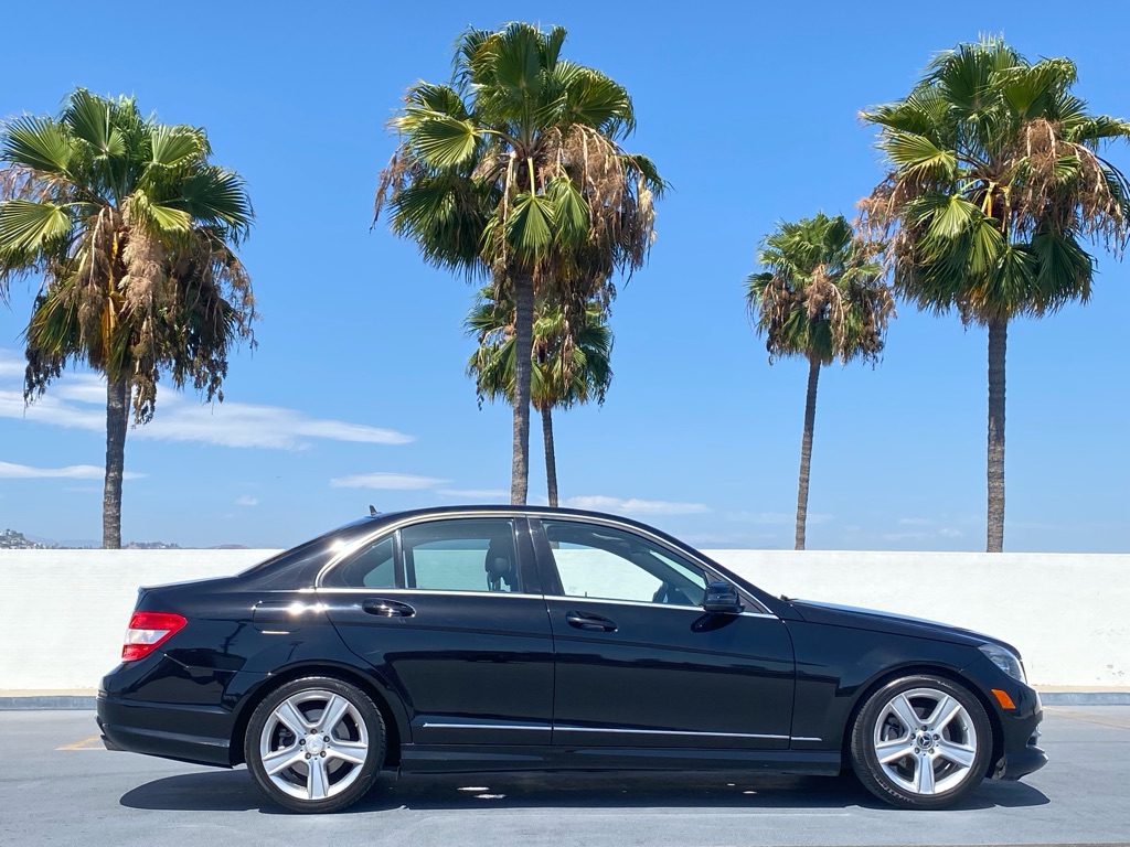 Photo 3 of this MERCEDES-BENZ C-CLASS