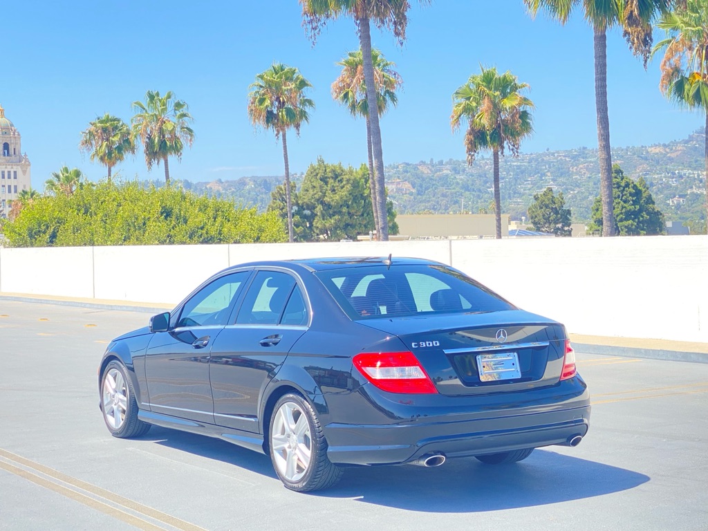 Photo 2 of this MERCEDES-BENZ C-CLASS