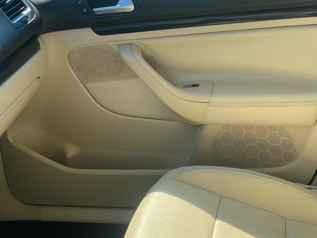 Photo 27 of this VOLKSWAGEN JETTA