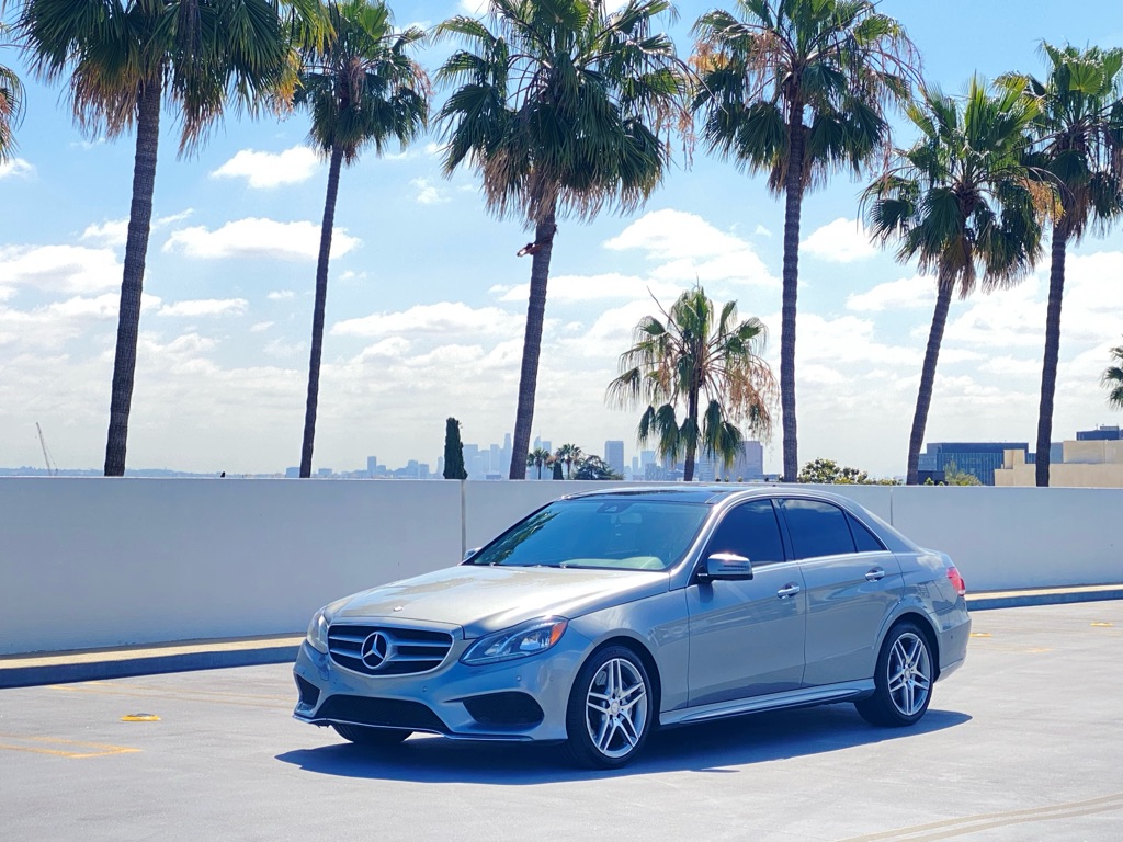 Photo 2 of this MERCEDES-BENZ E-CLASS