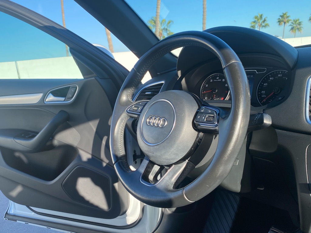 Photo 30 of this AUDI Q3