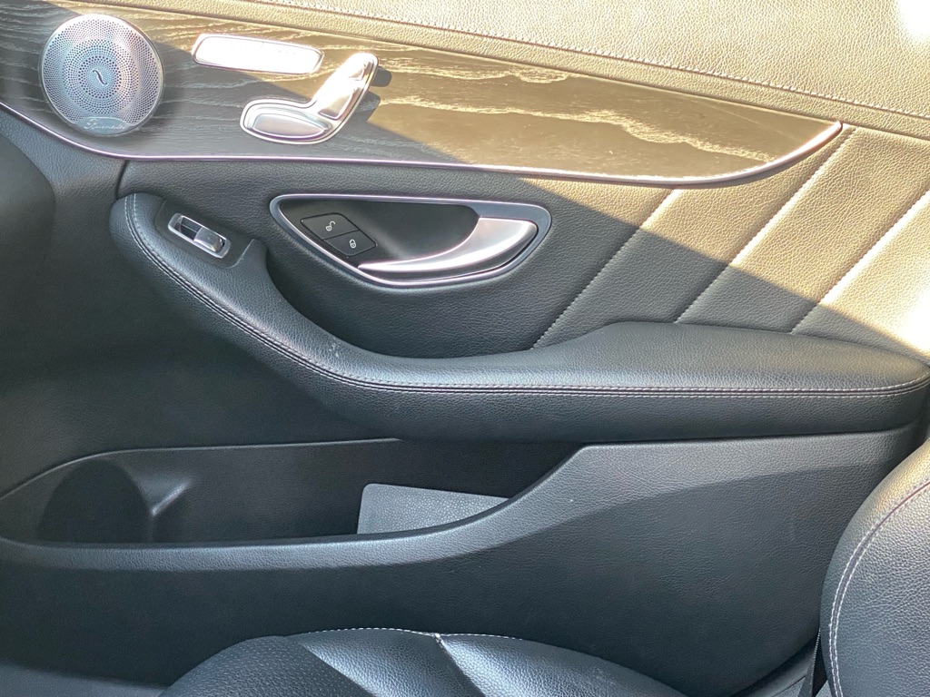 Photo 15 of this MERCEDES-BENZ C-CLASS