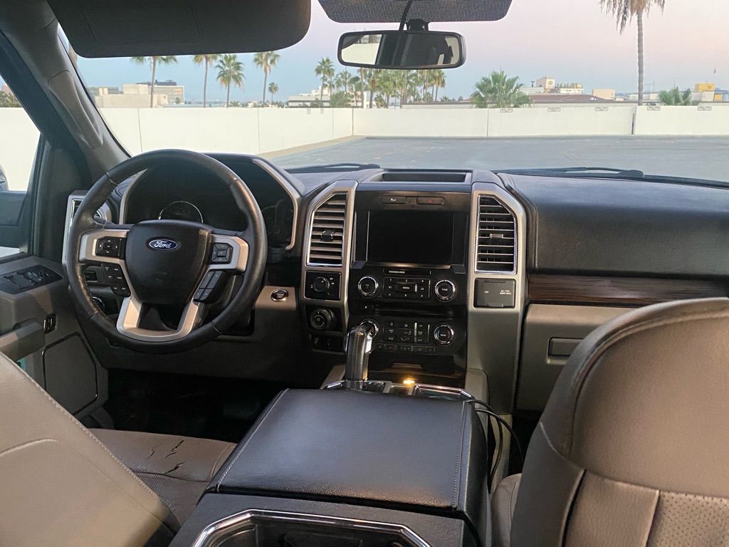 Photo 31 of this FORD F150 LARIAT