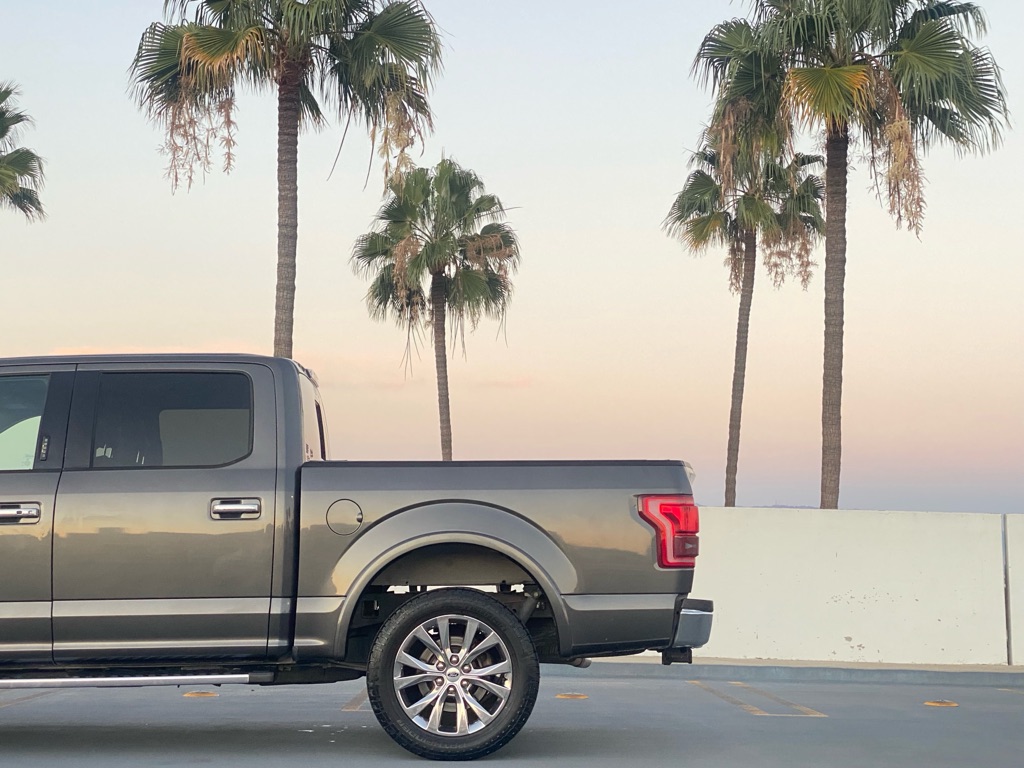 Photo 7 of this FORD F150 LARIAT