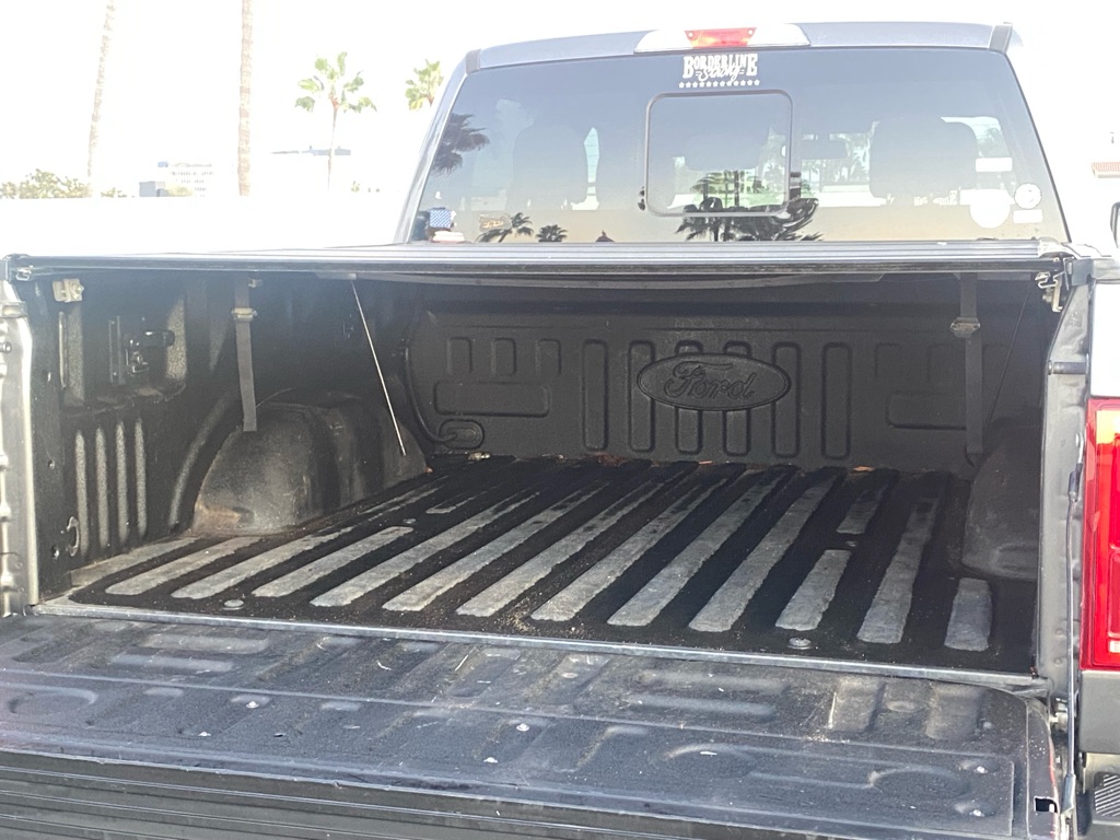 Photo 21 of this FORD F150 LARIAT