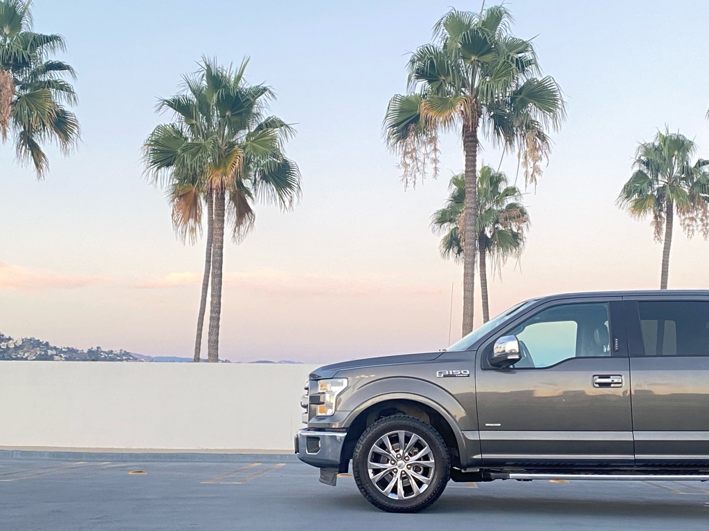 Photo 6 of this FORD F150 LARIAT
