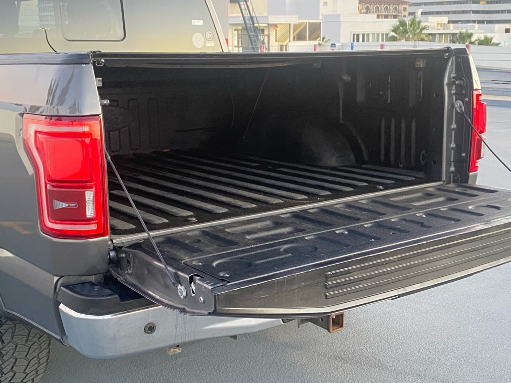 Photo 23 of this FORD F150 LARIAT
