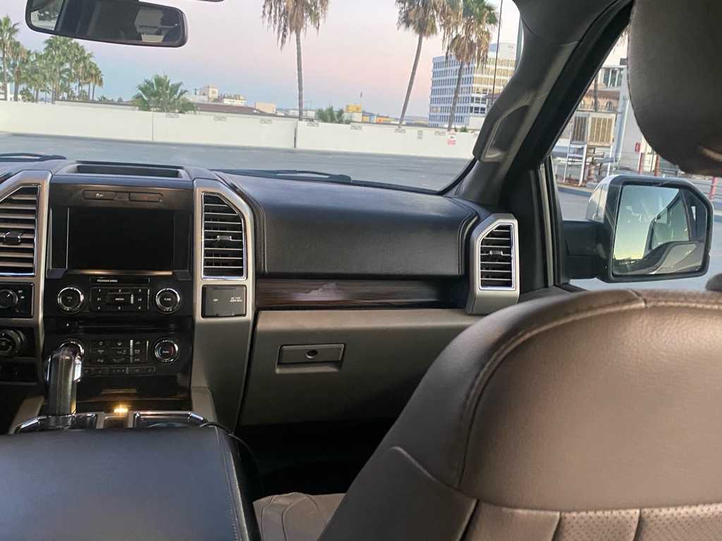 Photo 32 of this FORD F150 LARIAT