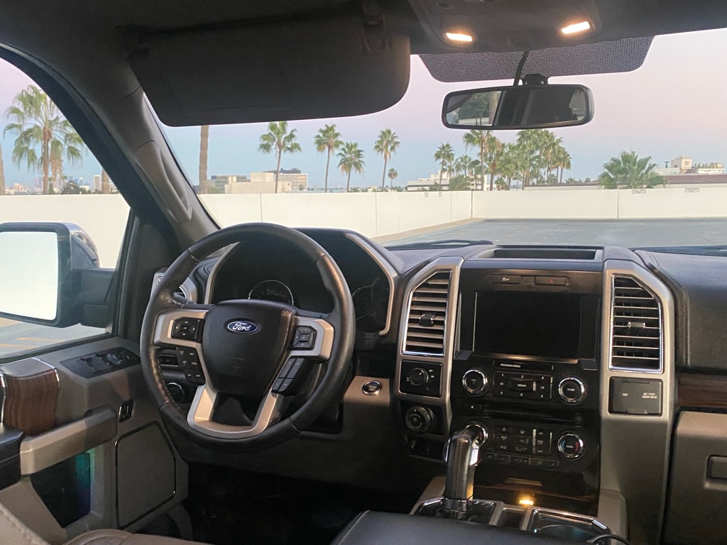 Photo 33 of this FORD F150 LARIAT
