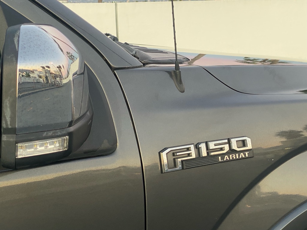 Photo 25 of this FORD F150 LARIAT