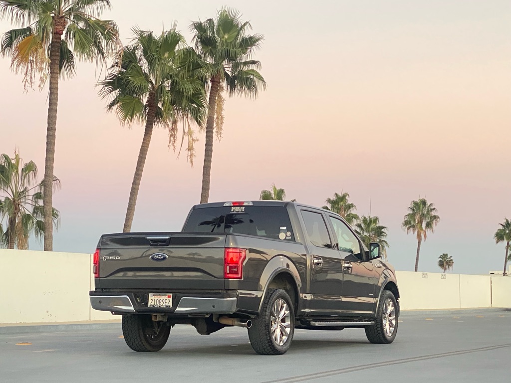 Photo 19 of this FORD F150 LARIAT