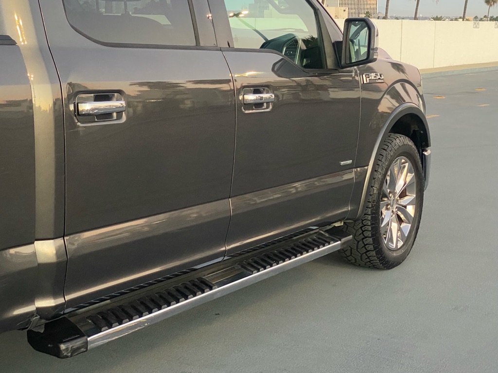 Photo 26 of this FORD F150 LARIAT