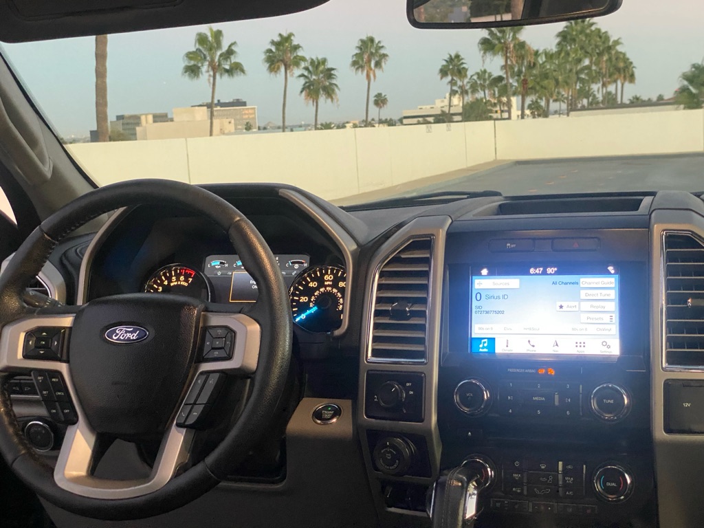 Photo 36 of this FORD F150 LARIAT