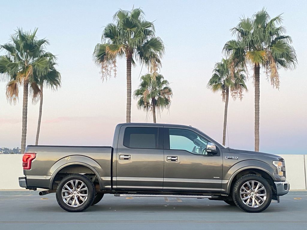 Photo 4 of this FORD F150 LARIAT