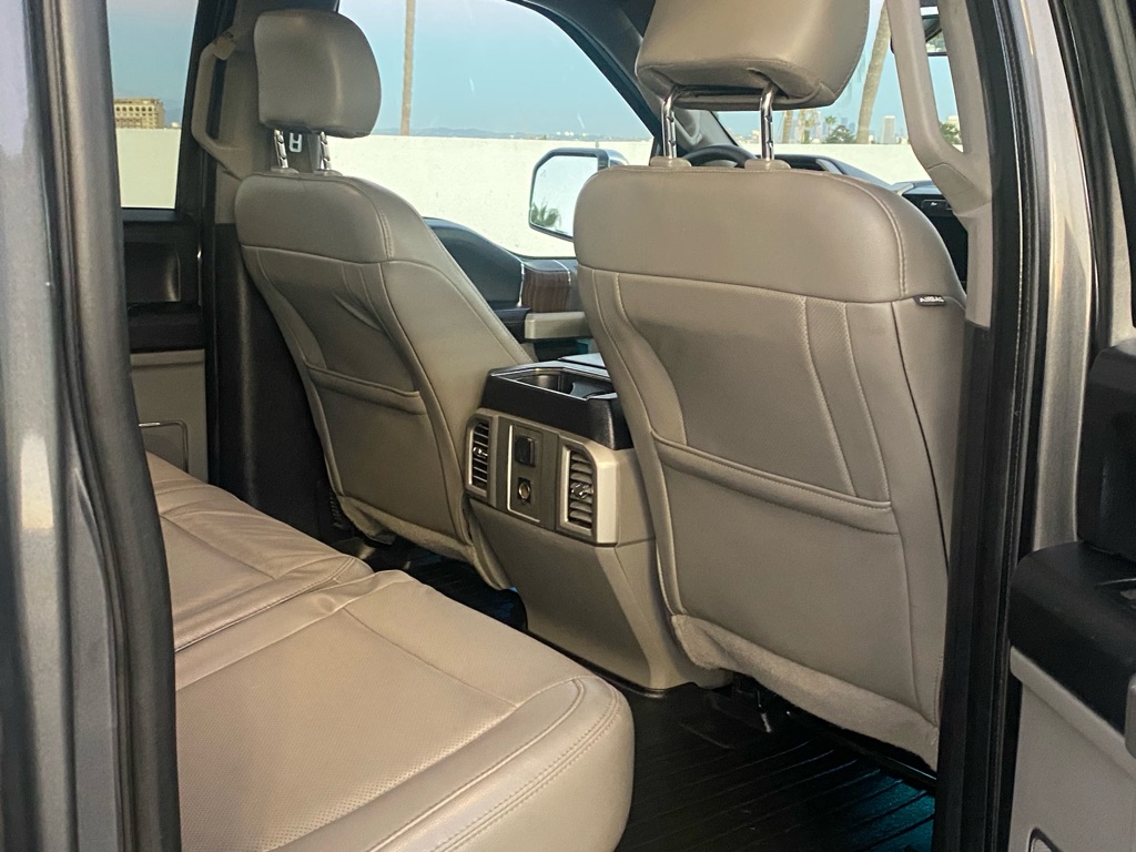 Photo 30 of this FORD F150 LARIAT