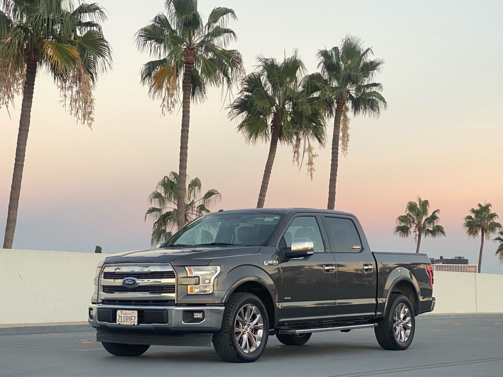 Photo 2 of this FORD F150 LARIAT