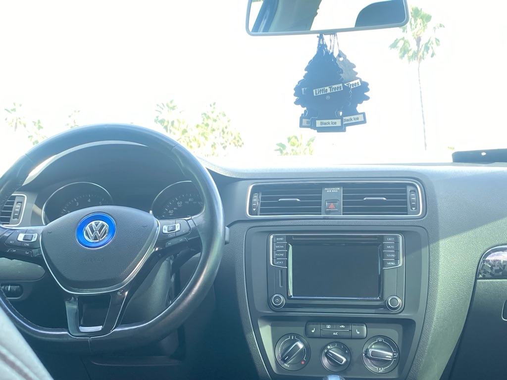 Photo 5 of this VOLKSWAGEN JETTA