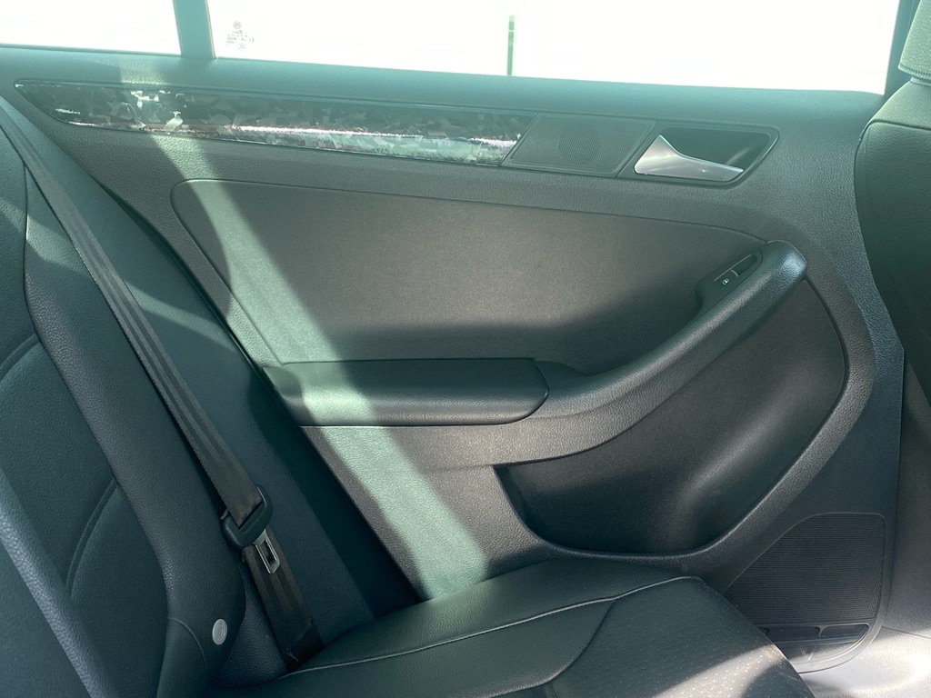 Photo 23 of this VOLKSWAGEN JETTA