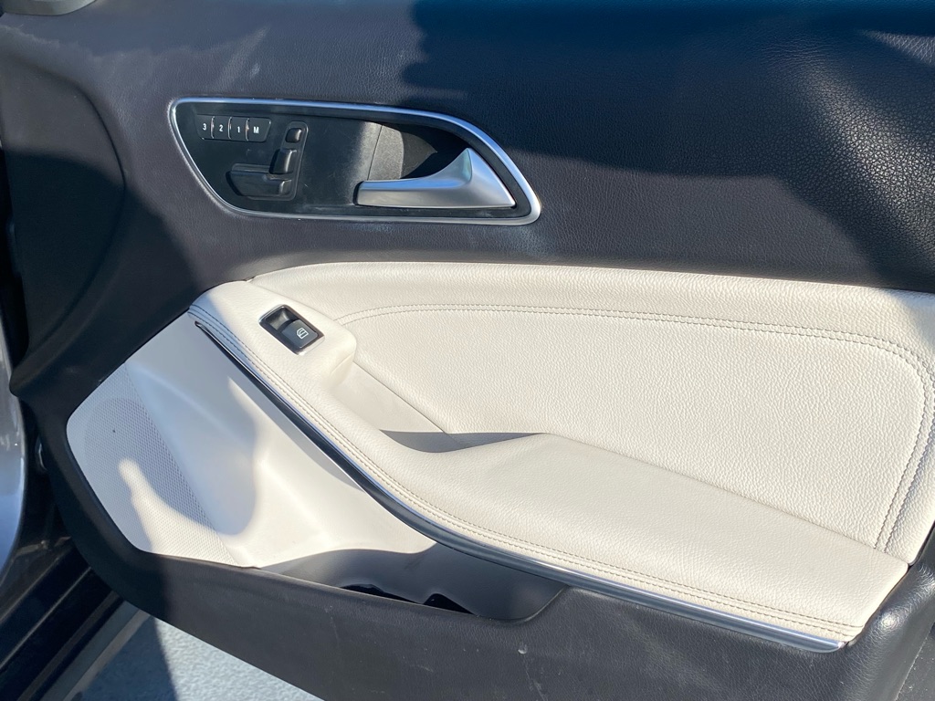 Photo 19 of this MERCEDES-BENZ GLA