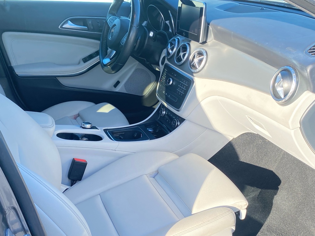 Photo 5 of this MERCEDES-BENZ GLA