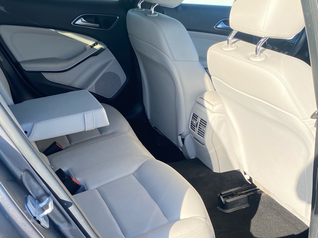 Photo 22 of this MERCEDES-BENZ GLA