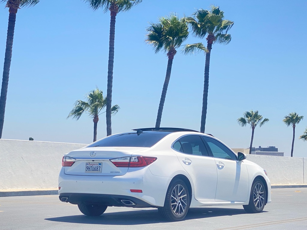 Photo 2 of this LEXUS ES
