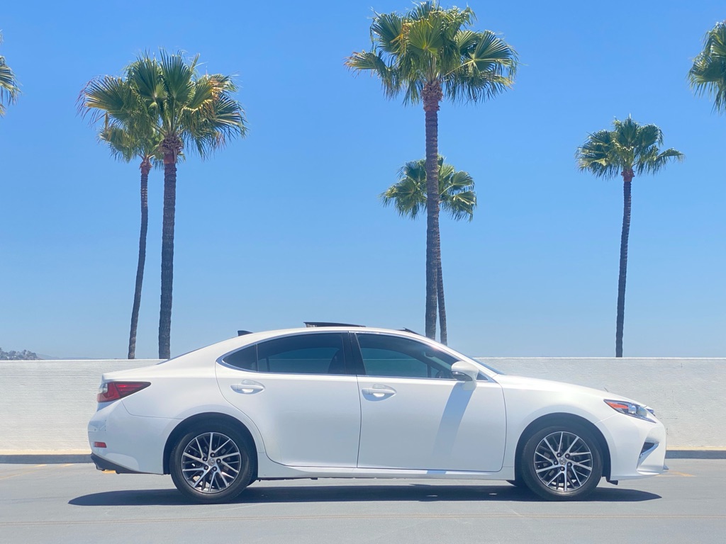 Photo 4 of this LEXUS ES