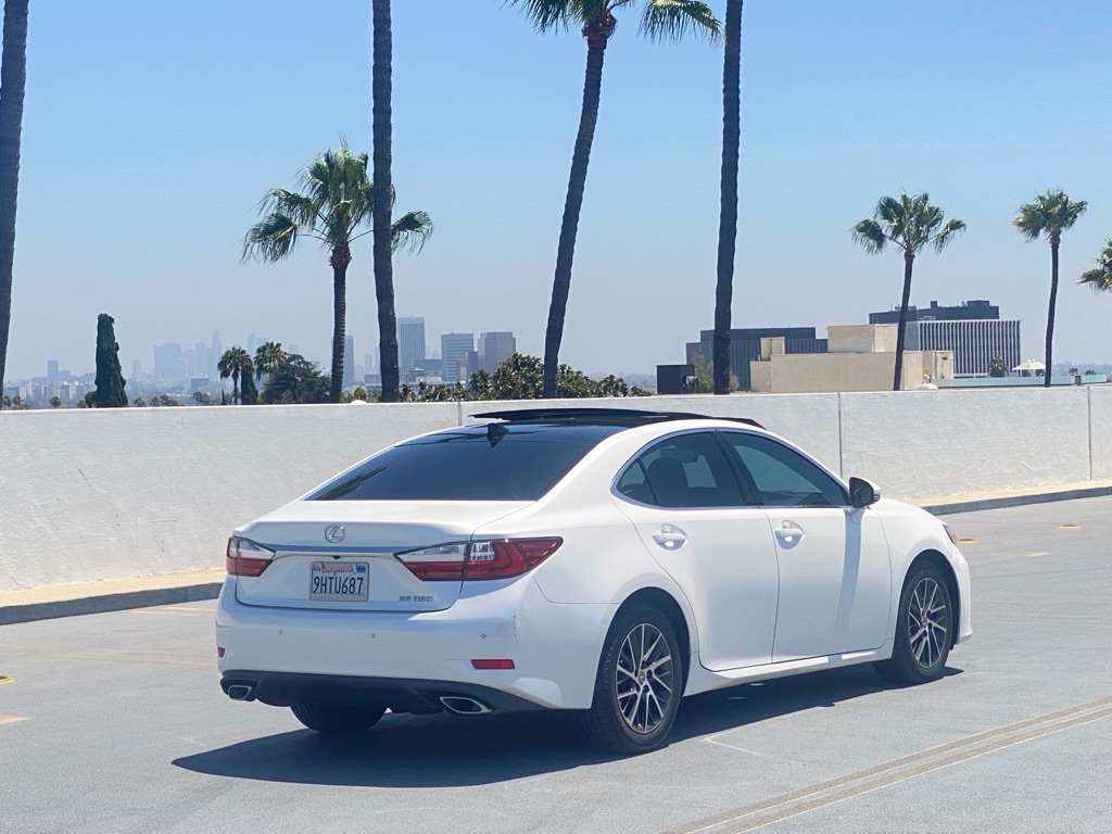 Photo 19 of this LEXUS ES