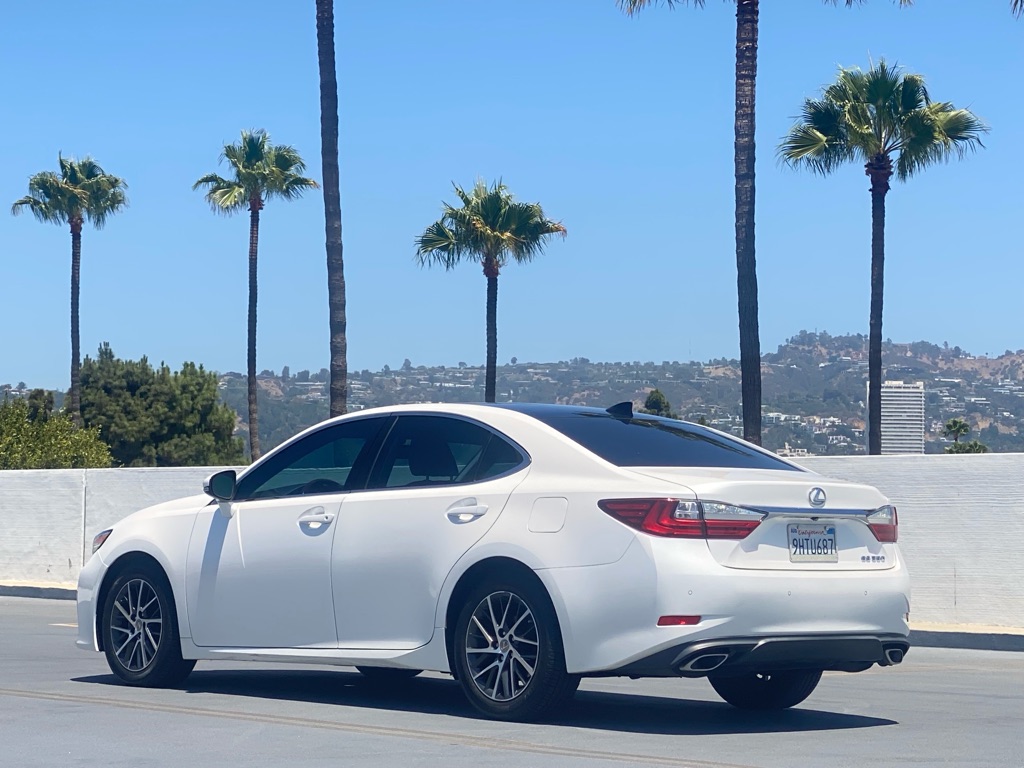 Photo 10 of this LEXUS ES