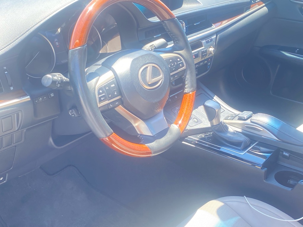 Photo 5 of this LEXUS ES