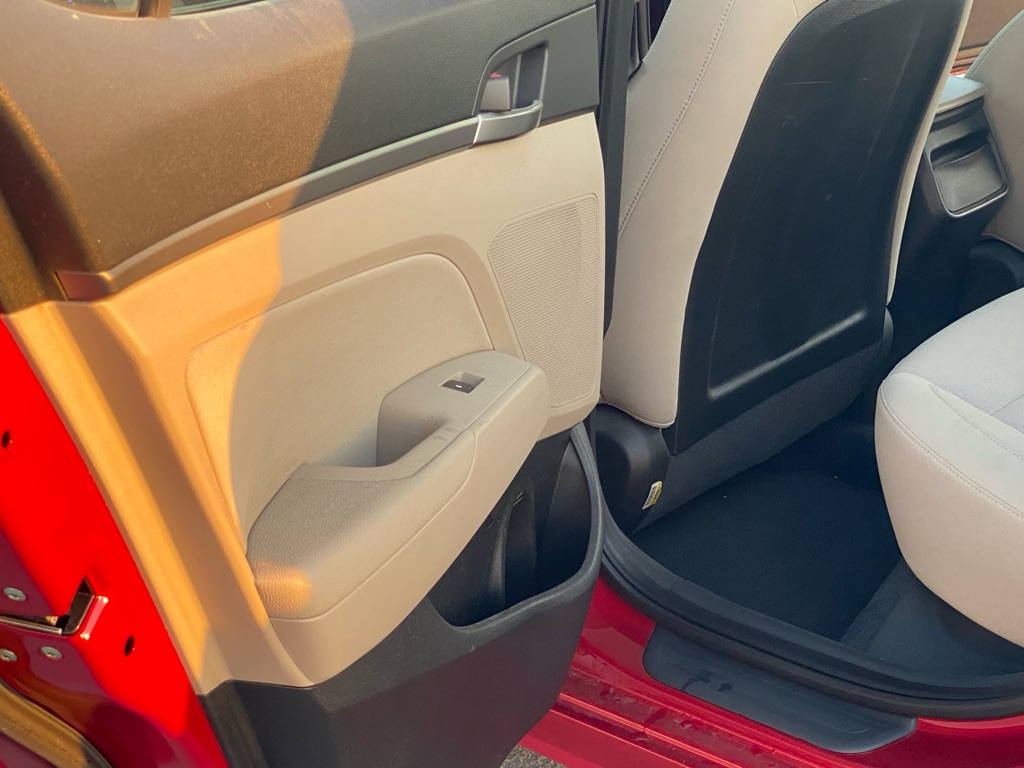 Photo 21 of this HYUNDAI ELANTRA