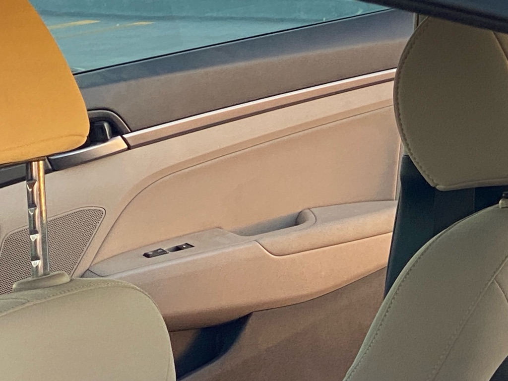 Photo 23 of this HYUNDAI ELANTRA