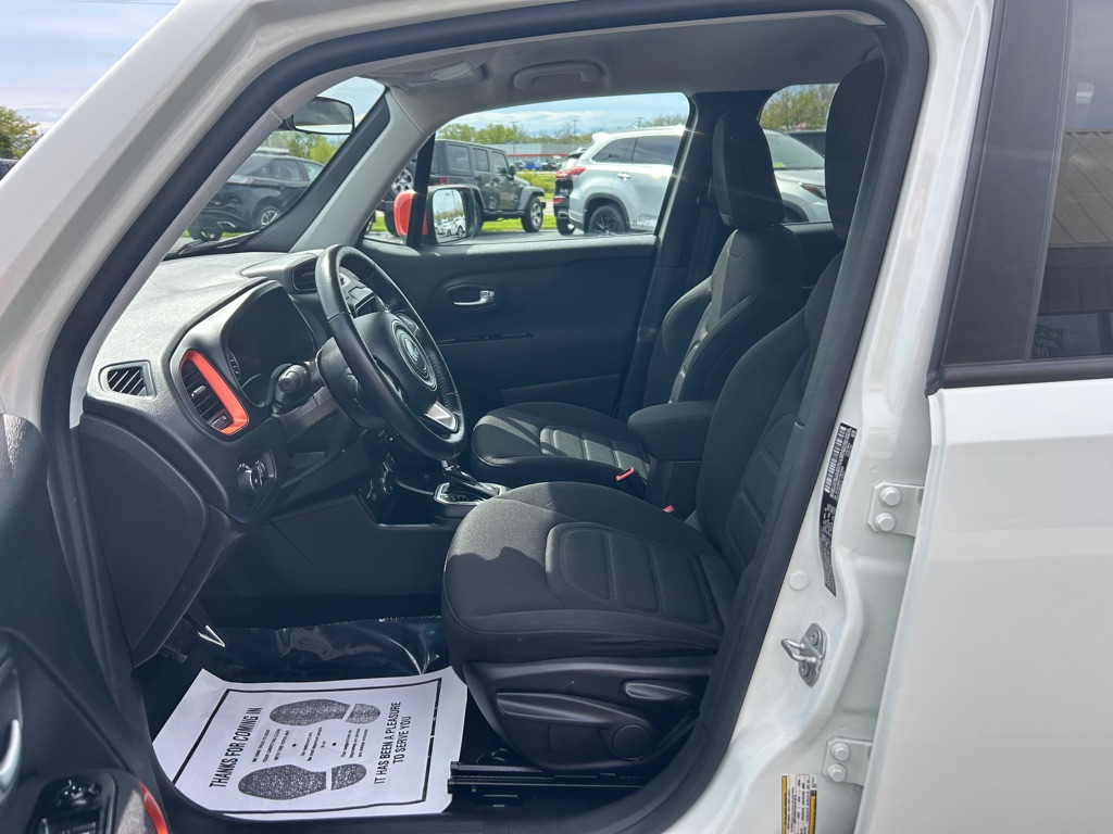 Photo 13 of this JEEP RENEGADE