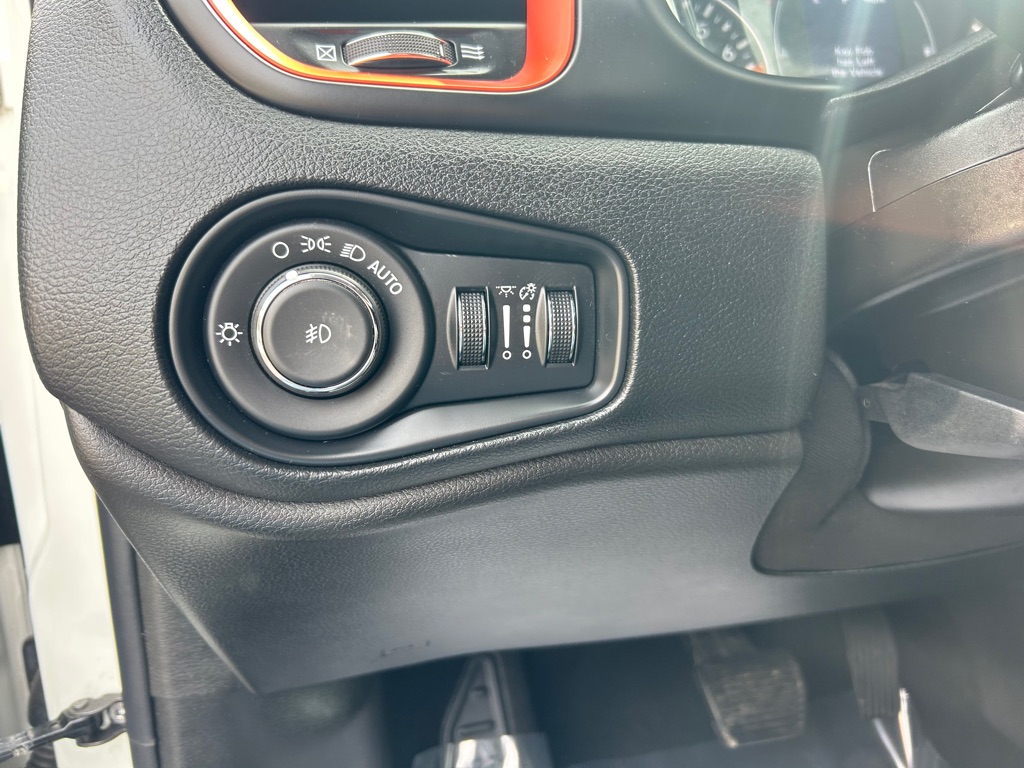 Photo 19 of this JEEP RENEGADE