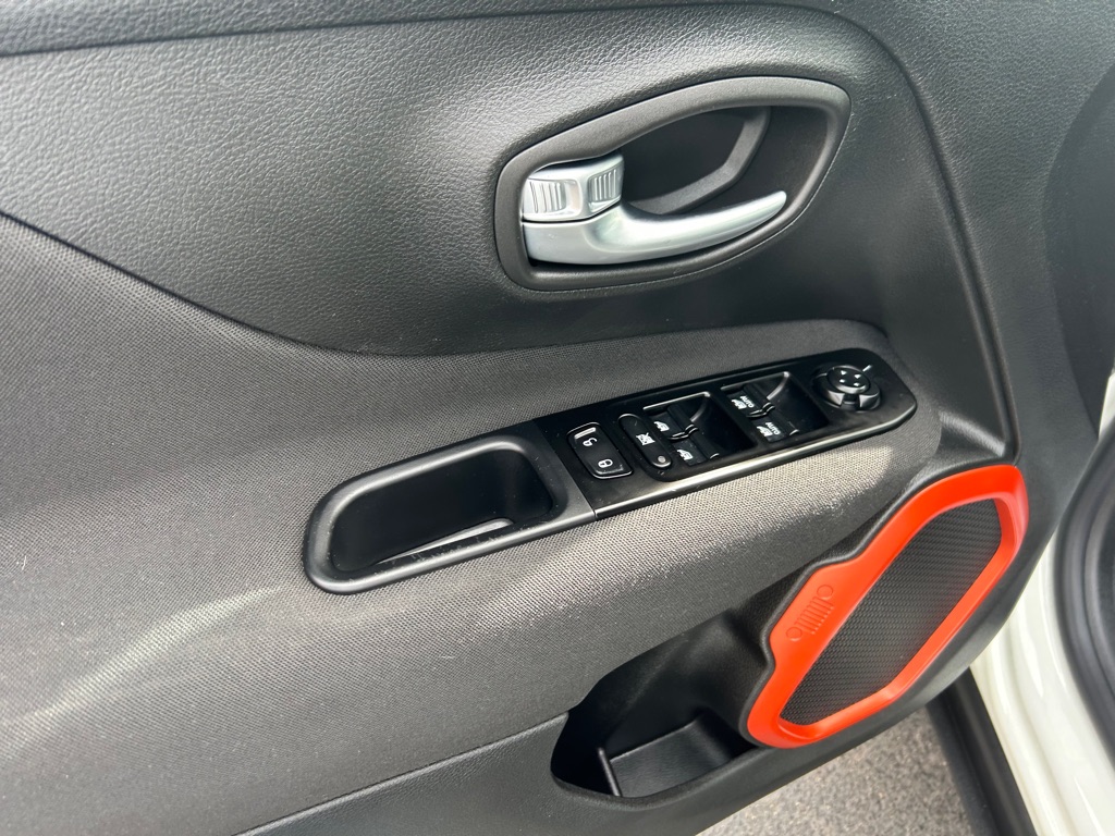 Photo 14 of this JEEP RENEGADE