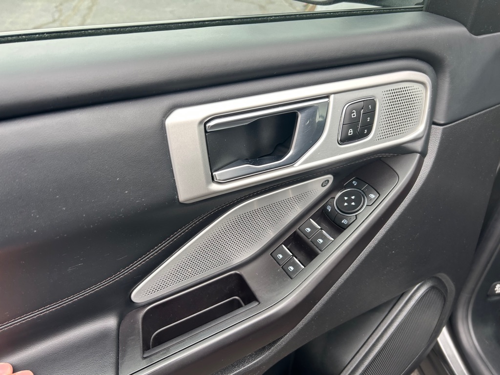 Photo 22 of this FORD EXPLORER