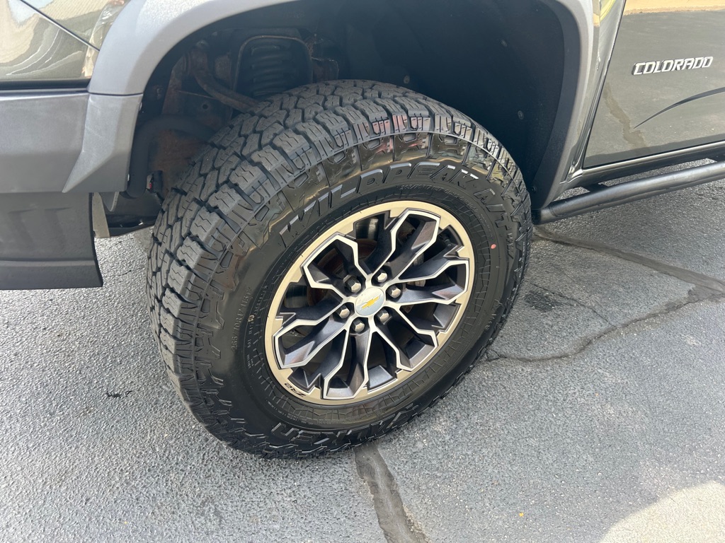 Photo 4 of this CHEVROLET COLORADO